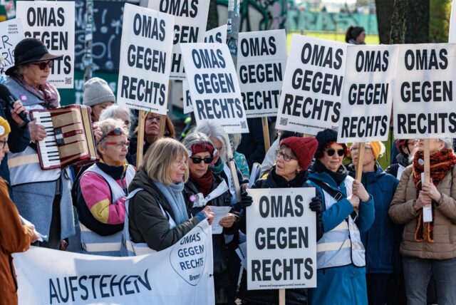 So könnte es aussehen, wenn auch Unnaer Omas gegen Rechts auf die Straße gehen. Allerdings hat die Gruppe auch ein paar Opas in ihren Reihen.