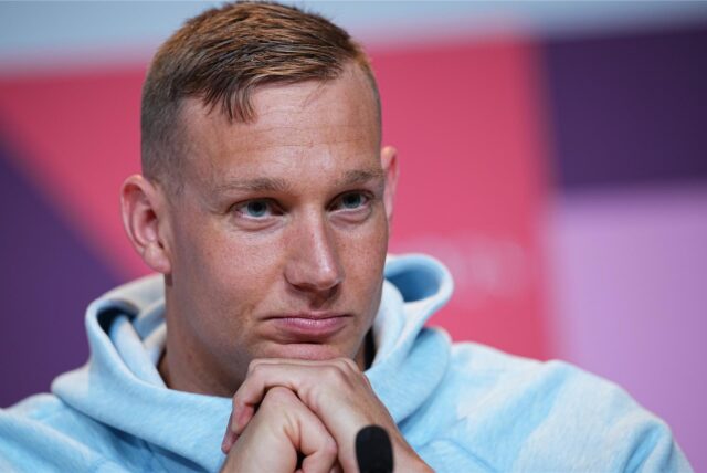 Vor den Olympischen Sommerspielen in Paris 2024 nimmt Schwimmer Caeleb Dressel aus den USA an der Pressekonferenz teil.