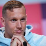 Vor den Olympischen Sommerspielen in Paris 2024 nimmt Schwimmer Caeleb Dressel aus den USA an der Pressekonferenz teil.