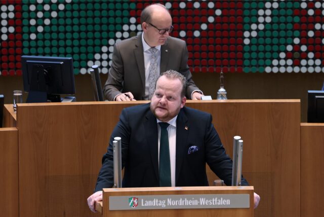 NRW-Landtagspräsident André Kuper (CDU) hat den AfD-Abgeordneten Sven  Tritschler (v.) im Parlament scharf kritisiert.