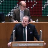 NRW-Landtagspräsident André Kuper (CDU) hat den AfD-Abgeordneten Sven  Tritschler (v.) im Parlament scharf kritisiert.