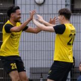 Langschedes Leon Artmeier (l.) nimmt hier die Gratulation von Sam Walden (M.) für den Führungstreffer entgegen, Jason Fuhrmann (r.).