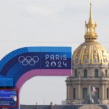 Vor den Olympischen Sommerspielen, Olympia Paris 2024, eine Anzeigetafel und die Olympischen Ringe sind vor der Kuppel des Invalidendoms zu sehen.