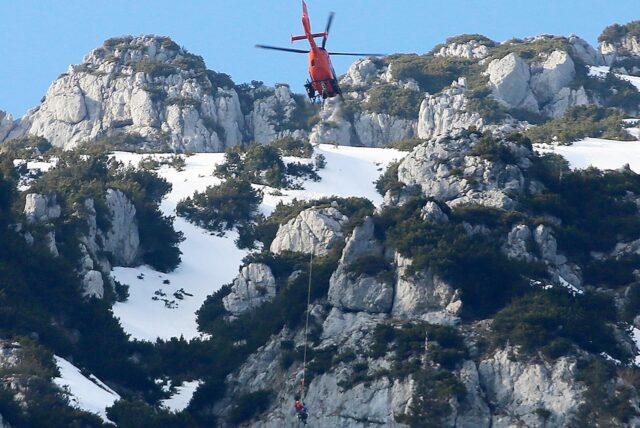 Einsatzkräfte der Reichenhaller Bergwacht und die Besatzung des Traunsteiner Rettungshubschraubers „Christoph 14“ retten am Sonntagnachmittag einen notgelandeten und verletzten Gleitschirmpiloten von der Südseite des Hochstaufens bei Bad Reichenhall.