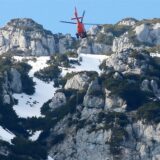 Einsatzkräfte der Reichenhaller Bergwacht und die Besatzung des Traunsteiner Rettungshubschraubers „Christoph 14“ retten am Sonntagnachmittag einen notgelandeten und verletzten Gleitschirmpiloten von der Südseite des Hochstaufens bei Bad Reichenhall.