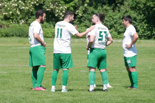 Spieler des SV Stockum stehen in Kreis