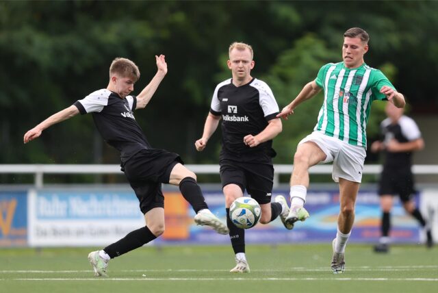 Noah Wacher (r.), Stürmer der SG Selm, traf im Spiel gegen den SuS Olfen aus 40 Metern.