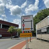 Ein Schild am Konrad-Adenauer-Platz in Werne zeigt, dass die Einfahrt auf die Bahnhofstraße nicht möglich ist.
