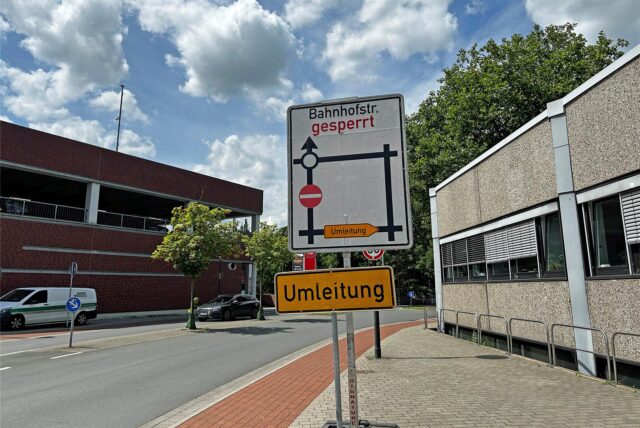 Ein Schild am Konrad-Adenauer-Platz in Werne zeigt, dass die Einfahrt auf die Bahnhofstraße nicht möglich ist.