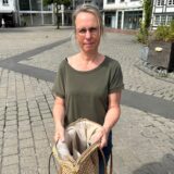 Silke Schätte (55) mit offener Tasche auf dem Alten Markt in Kamen