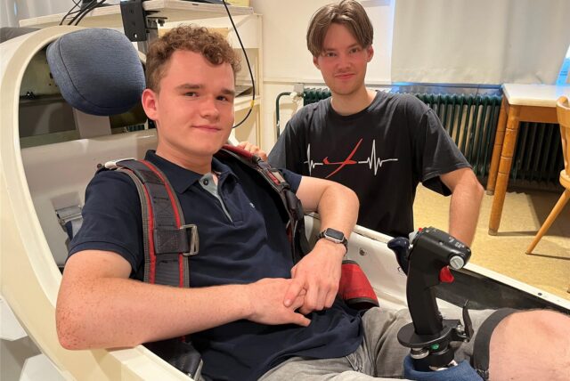 Alexander Konschak und Lars Rothholz an ihren selbstgebauten Flugsimulator: Der steht auf dem Gelände des LSV Ruhr-Lenne in Iserlohn.