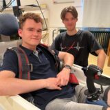 Alexander Konschak und Lars Rothholz an ihren selbstgebauten Flugsimulator: Der steht auf dem Gelände des LSV Ruhr-Lenne in Iserlohn.