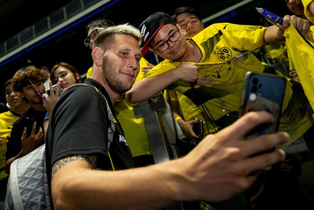 Niklas Süle macht ein Foto mit einem Fan.
