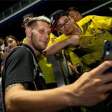 Niklas Süle macht ein Foto mit einem Fan.
