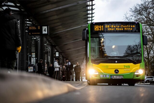 Ein Bus steht an Bahnsteig 4 am Busbahnhof in Oberhausen. Ein halbes Jahr nach dem tödlichen Messerangriff auf zwei Ukrainer in Oberhausen hat die Staatsanwaltschaft Mordanklage gegen vier Jugendliche erhoben.