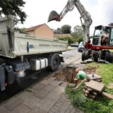 Ein Bagger hebt ein Loch in der Bachstraße in Bergkamen aus, um an Versorgungsleitungen zu kommen.