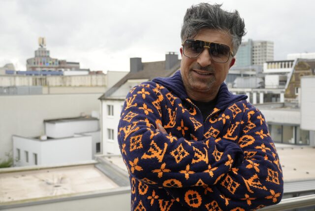 Seine Geschichte machte Lottomillionär Kürsat „Chico“ Yildirim in ganz Deutschland berühmt. Jetzt nimmt der 43-Jährige am Reality-TV-Format „Promis unter Palmen“ teil
