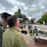 Ulrich Baringhorst steuert eine Drohne über den Alten Markt in Kamen.