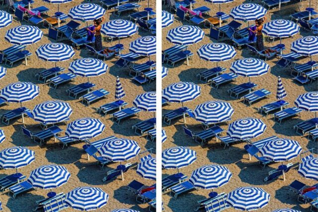 Suchbild mit Strandmotiv. Sonnenschirme und Liegen am Strand.