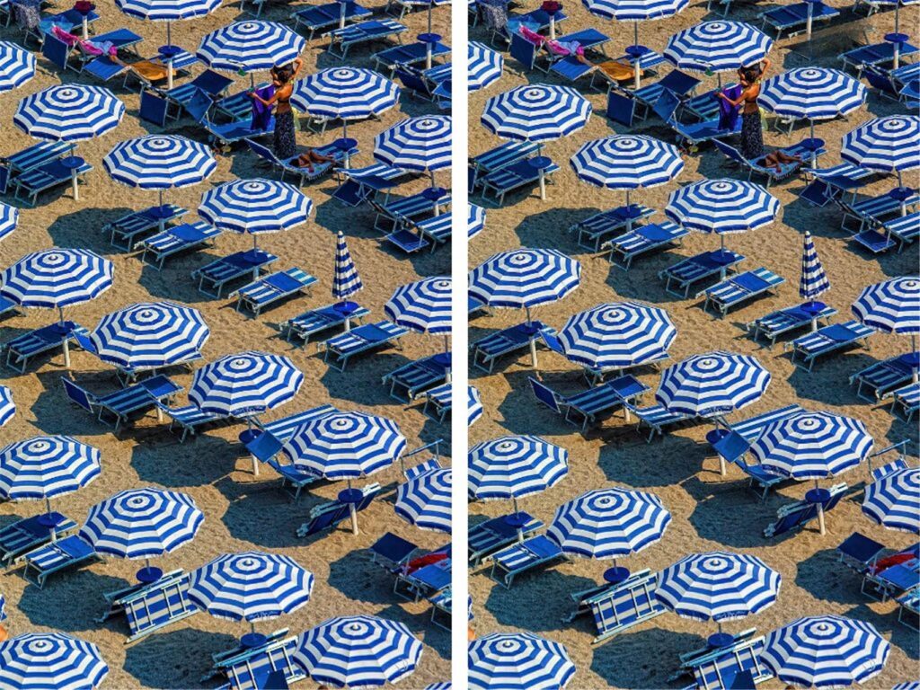 Suchbild mit Strandmotiv. Sonnenschirme und Liegen am Strand. Suchbild mit Strandmotiv. Sonnenschirme und Liegen am Strand.