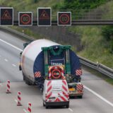 Ein Schwertransporter mit Teilen einer Windkraftanlage auf einer Autobahn