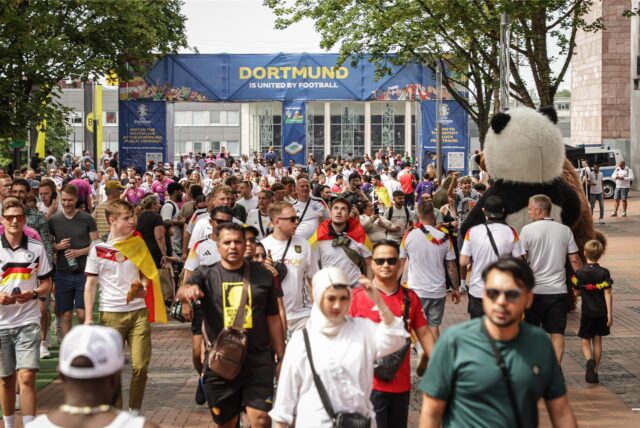 Die Stadt Dortmund heißt Fans und Besucher am Hauptbahnhof willkommen.