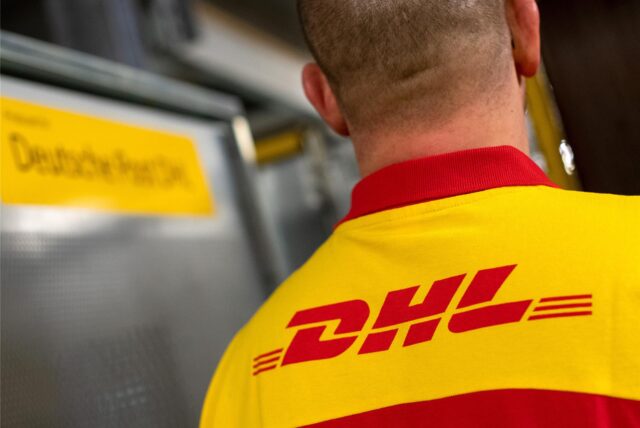 Ein DHL-Mitarbeiter