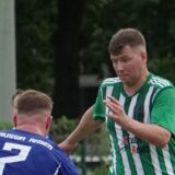 SG Selms Robin Coerdt (r.) läuft mit Ball auf eine Ahsener Gegenspieler zu.