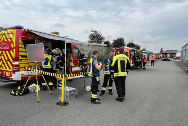 Ein Feuerwehrauto mit eingeschaltetem Blaulicht fährt zum Einsatz.