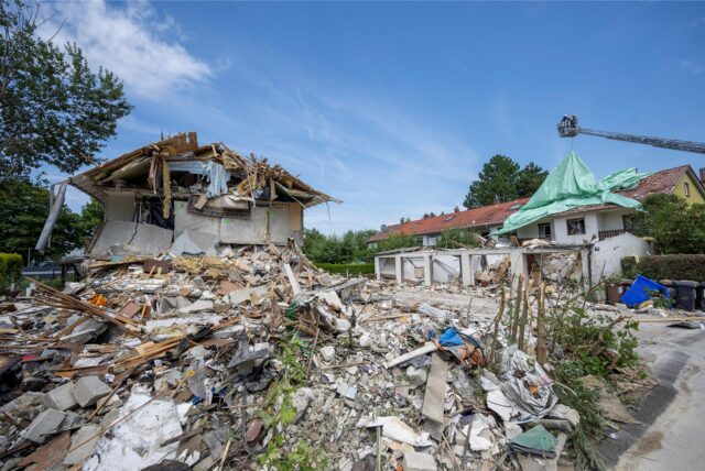 Unglück in Memmingen in Bayern: Nach einer Explosion ist ein Haus eingestürzt.