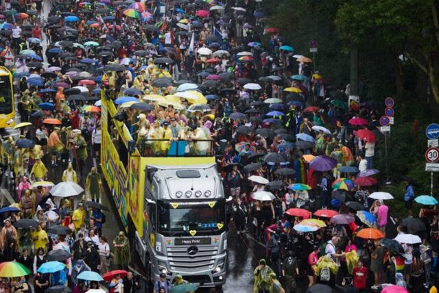 Erst regnet es beim CSD, doch dann kommt auch die Sonne raus.