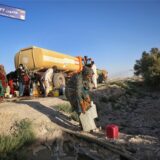 Das undatierte Bild, aufgenommen im Mai 2023, zeigt, wie Bewohner nahe des ausgetrockneten Hamun-Sees Wasser von einem Tankwagen holen.