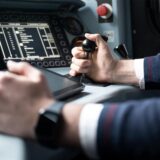 Ein Triebfahrzeugführer steuert einen Triebwagen der Deutschen Bahn.