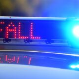 Rote Leuchtschrift „Unfall“ auf einem Polizeiwagen.