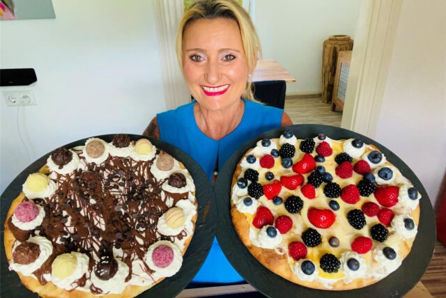Angela Küntzle, Backbloggerin in Schwerte, präsentiert zwei süße Pizzen.