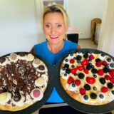 Angela Küntzle, Backbloggerin in Schwerte, präsentiert zwei süße Pizzen.