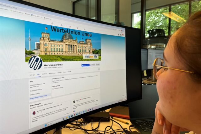 Eine junge Frau betrachtet das Facebook-Profil der „Werteunion Unna“.