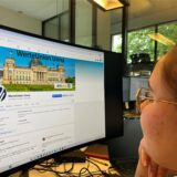 Eine junge Frau betrachtet das Facebook-Profil der „Werteunion Unna“.