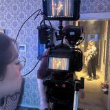In einer Kamener Wohnung wurde ein Kurzfilm gedreht. Während die Kamerafrau alles durch die Linse betrachtet, erklärt Regisseur Fabian Jacob der Schauspielerin Inge Blau, wie er sich die Szene vorstellt.