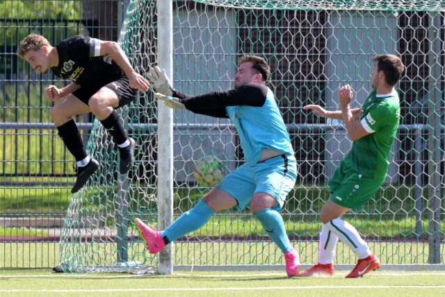 Der TuS Westfalia Wethmar um Keeper Niklas Dvorak (M.) schied gegen die SG Massen aus.