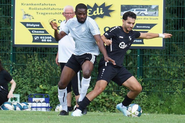 Sebastian Okojie (l.) und der VfK Weddinghofen verloren in der ersten Pokalrunde gegen den VfL Mark; Sportchef Olaf Barnfeld (hinten).