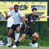 Sebastian Okojie (l.) und der VfK Weddinghofen verloren in der ersten Pokalrunde gegen den VfL Mark; Sportchef Olaf Barnfeld (hinten).