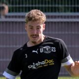 Laurin Stauch (l.) spielt den Ball vor Denniz Sönmez (r.)