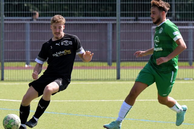 Laurin Stauch (l.) spielt den Ball vor Denniz Sönmez (r.)