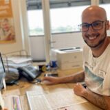 Nico Müller sitzt am Schreibtisch im Haus Luisenglück in Dortmund-Hombruch: Hier ist er stellvertretender Pflegedienstleiter und koordinierender Praxisanleiter.