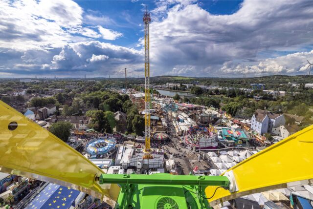 Blick aus dem Riesenrad auf die Cranger Kirmes.
