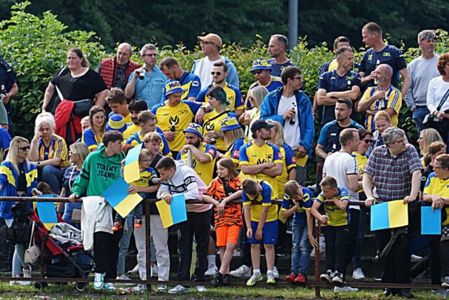 Eine zweigleisige Kreisliga A hat auch in dieser Saison ein Aufstiegsspiel der Meister zur Folge, das aber stets gut besucht wird – wie hier in Bönen von den Fans des Kamener SC.
