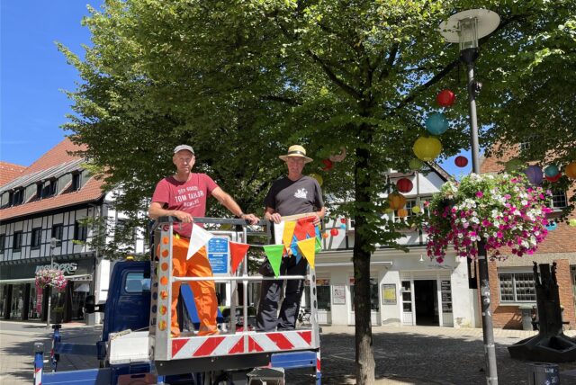 Fleißige Helfer sorgten am Montag dafür, dass bunte Wimpel und Lampions die Straßen schmücken.