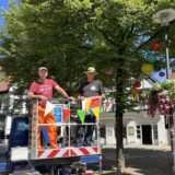 Fleißige Helfer sorgten am Montag dafür, dass bunte Wimpel und Lampions die Straßen schmücken.