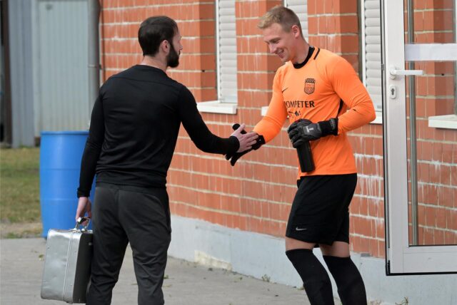Brambauers Trainer David Sawatzki (l.) begrüßt Keeper Marcel Schaub.